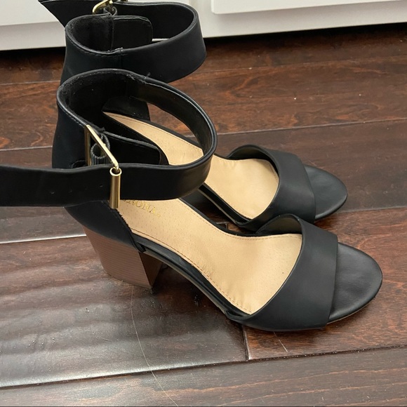 Black heels - Picture 2 of 5